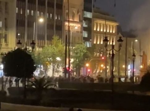 Δακρυγόνα και κρότου λάμψης στην πορεία για το μετρό στα Εξάρχεια