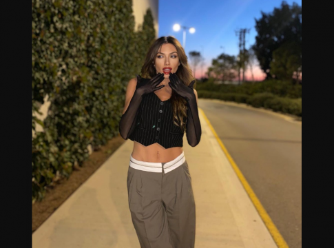 Εστέλ Αμέτη: Από το πάνελ της Τατιάνας Στεφανίδου στη γυμvή φωτογραφία στην πισίνα (pics)