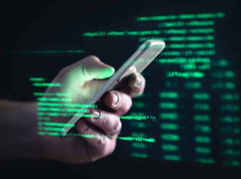 Υποκλοπές: Ένας κωδικός αρκεί και το κινητό γίνεται «ανοιχτό βιβλίο»