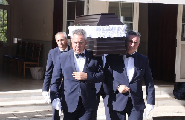 «Ξέχασαν» τη Μίνα Αδαμάκη – Ελάχιστοι ηθοποιοί στην κηδεία της (pics)