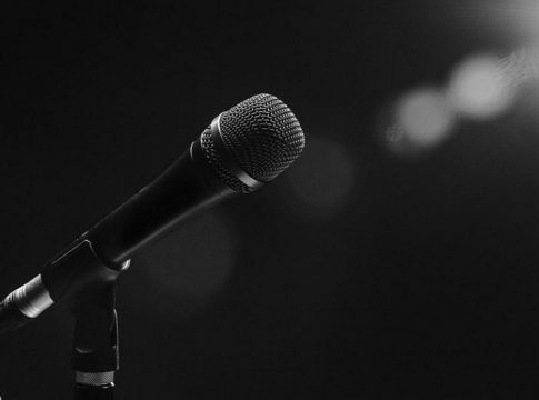 Χαμός με πασίγνωστο τραγουδιστή: Αποχώρησε από στούντιο την ώρα της συνέντευξης – «Είσαι αγενής»