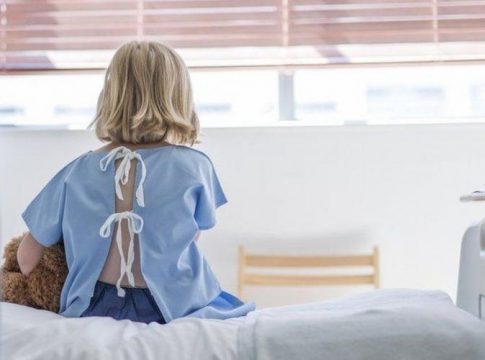 «Τα παιδιά κυκλοφορούν εξαγριωμένα στα δωμάτια ουρλιάζοντας» – Σοκάρει η καταγγελία μητέρας για τα Νοσοκομεία Παίδων