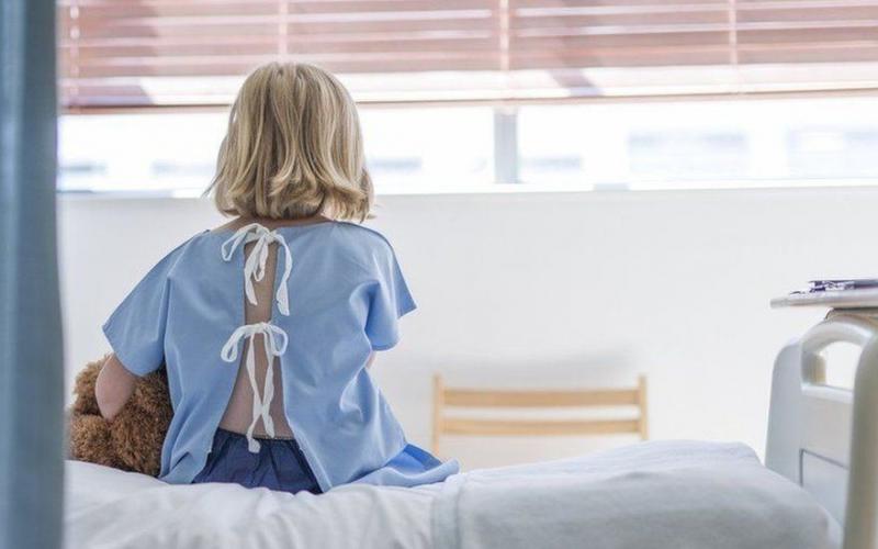 «Τα παιδιά κυκλοφορούν εξαγριωμένα στα δωμάτια ουρλιάζοντας» – Σοκάρει η καταγγελία μητέρας για τα Νοσοκομεία Παίδων