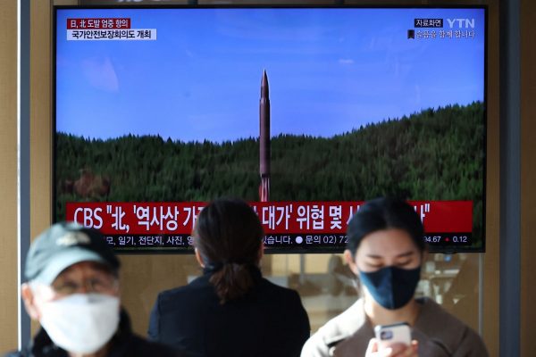 Η Βόρεια Κορέα εκτοξεύει διηπειρωτικό βαλλιστικό πύραυλο που πέφτει εντός της ΑΟΖ της Ιαπωνίας