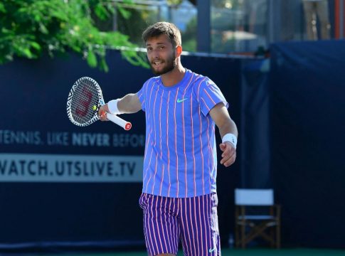 Ο… τρελός που απειλεί τον Τσιτσιπά: Το «είσαι ηλίθιος» στον Απόστολο, οι… μπουνιές και η αποβολή (vids)