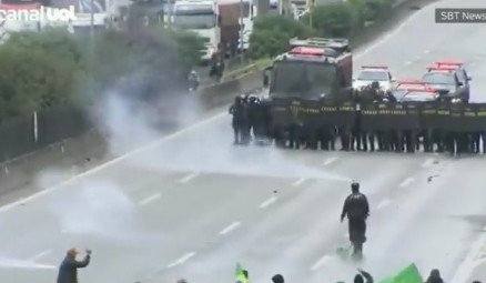 Σκληρό βίντεο: Όχημα πέφτει πάνω σε οδόφραγμα οπαδών του Μπολσονάρου