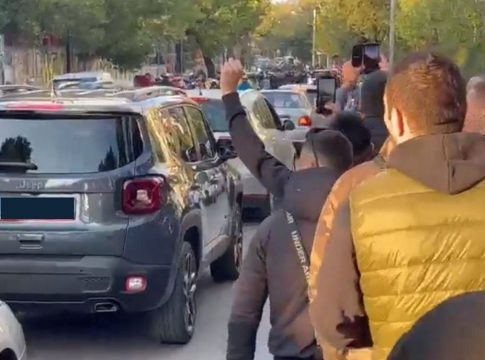 «Τρέλα» στην ΑΕΚ: Μηχανοκίνητη πορεία οπαδών προς το ξενοδοχείο της αποστολής