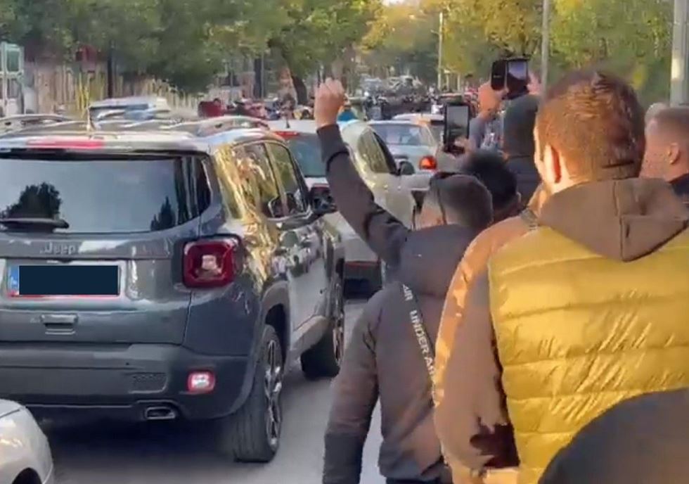 «Τρέλα» στην ΑΕΚ: Μηχανοκίνητη πορεία οπαδών προς το ξενοδοχείο της αποστολής