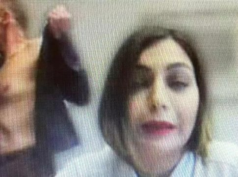 Κλέων Γρηγοριάδης: Έκανε… στριπτίζ σε ζωντανή σύνδεση με την Βουλή – Δείτε το βίντεο