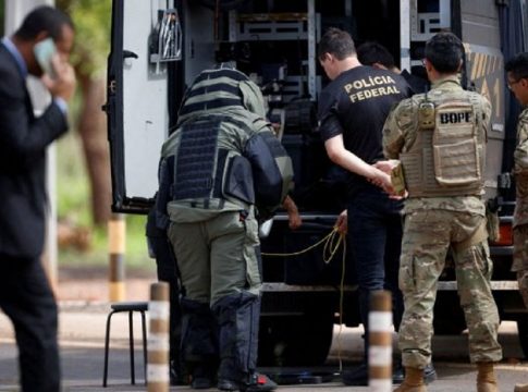 Βραζιλία: «Αδειάζει» τον οπαδό του που συνελήφθη για τοποθέτηση βόμβας ο Μπολσονάρο