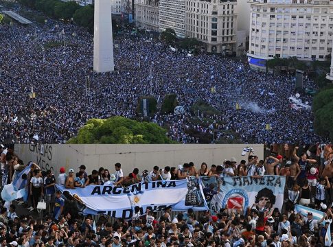 Πανικός στην Αργεντινή μετά την πρόκριση στον τελικό: Βγήκαν στους δρόμους, ατέλειωτο πάρτι (vids)