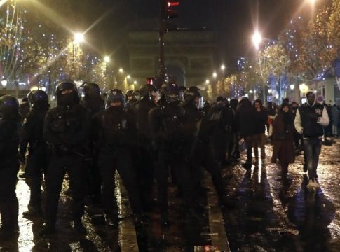 Χαμός στη Γαλλία: Επεισόδια και 227 συλλήψεις