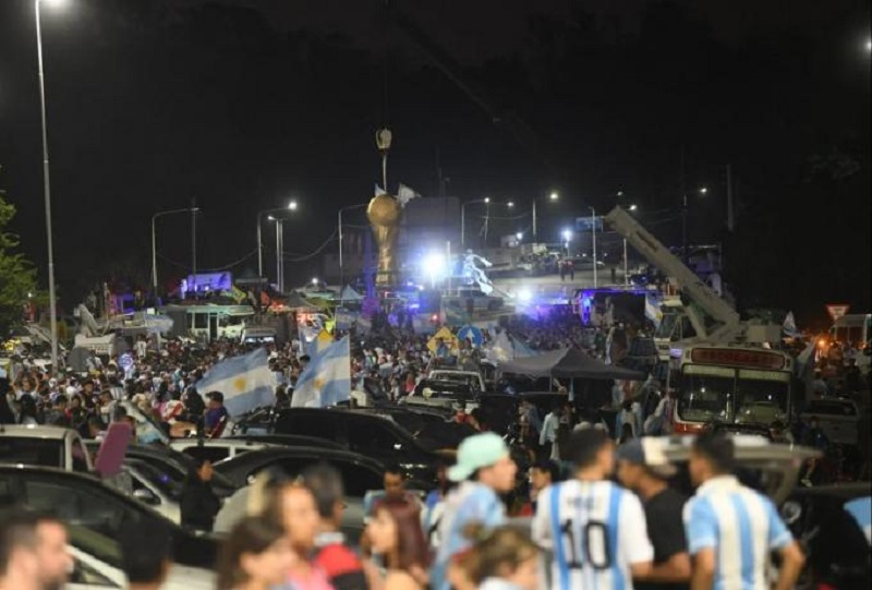 Τρέλα και πανικός στο Μπουένος Άιρες: Πάνω από 200.000 οπαδοί για την υποδοχή των παγκόσμιων πρωταθλητών (vids)