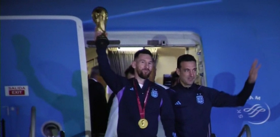 Η στιγμή που όλοι περίμεναν: Εφτασαν στην Αργεντινή οι πρωταθλητές κόσμου (vid)
