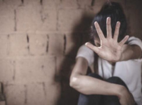 Σοκ στον Βόλο – Πατέρας κλωτσούσε την 14χρονη κόρη του – Η σωτήρια παρέμβαση του αδελφού της