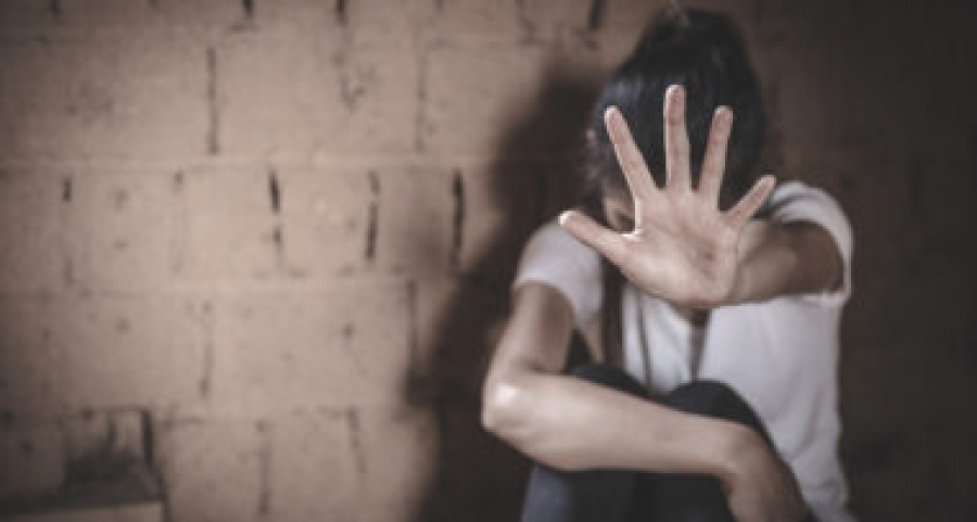 Σοκ στον Βόλο – Πατέρας κλωτσούσε την 14χρονη κόρη του – Η σωτήρια παρέμβαση του αδελφού της