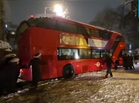 «Κατεβείτε και… σπρώξτε»: Λεωφορείο κολλά στο χιόνι κι οι επιβάτες αναλαμβάνουν δράση