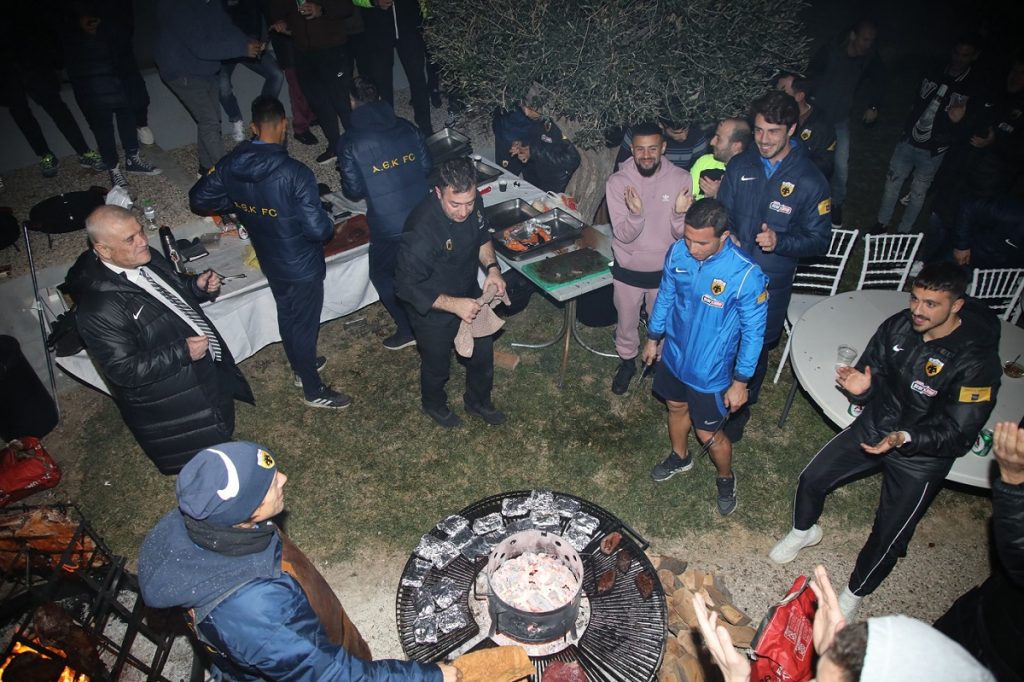 Τραγούδησαν τον ύμνο οι παίκτες της ΑΕΚ στο μπάρμπεκιου (vid)