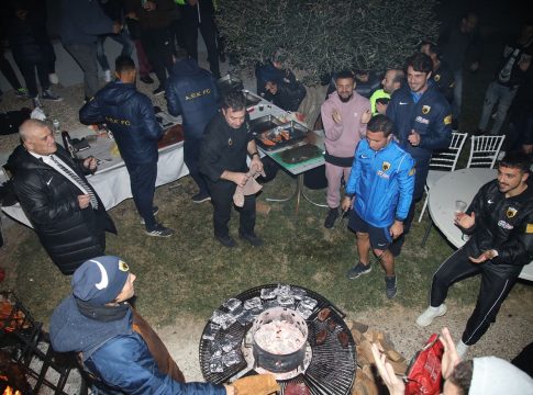 Τραγούδησαν τον ύμνο οι παίκτες της ΑΕΚ στο μπάρμπεκιου (vid)