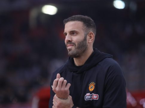Συγκλονιστικός Παππάς: Χαρίζει τον μισθό του στις καθαρίστριες του ΟΑΚΑ