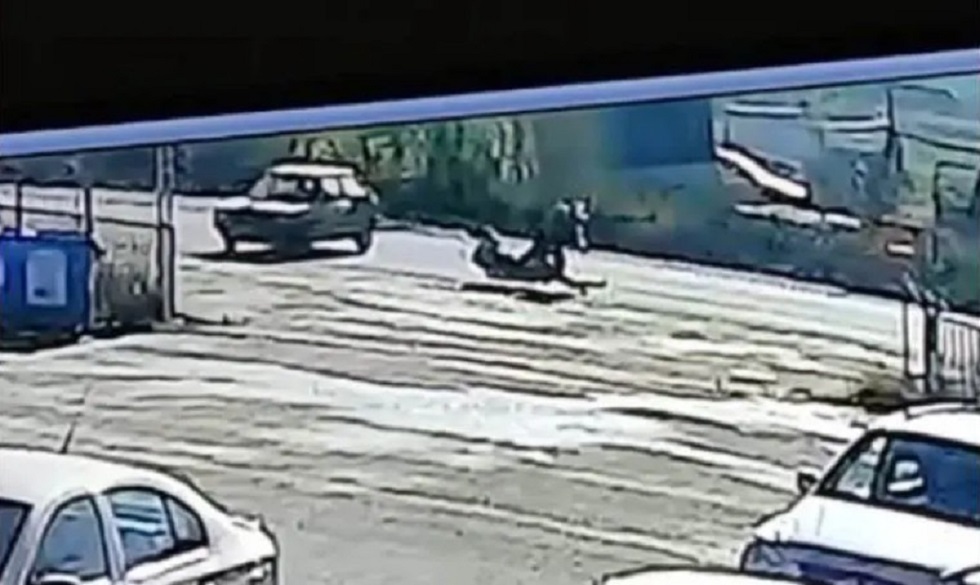 Τρίκαλα: Σοκαριστικό βίντεο από τροχαίο – Τον εγκατέλειψε στην άσφαλτο