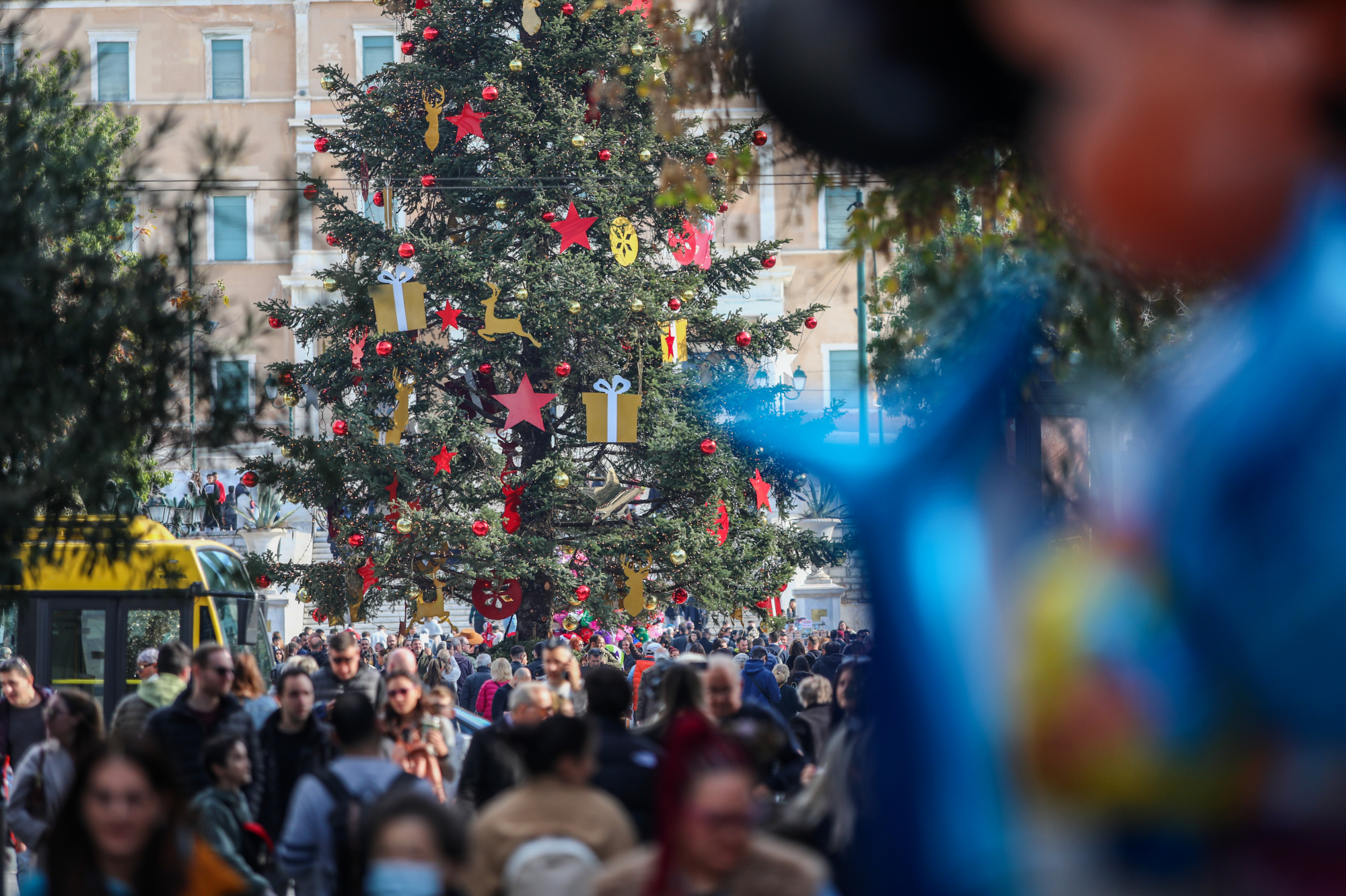 Ρεβεγιόν χωρίς… φιλιά και αγκαλιές προτείνει η Παγώνη – Έρχεται κύμα ιώσεων