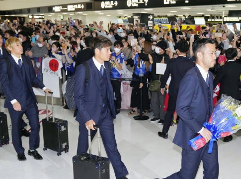 Ιαπωνία: O πρωθυπουργός καλωσόρισε την εθνική ομάδα της χώρας στην επιστροφή της από Κατάρ (vid)