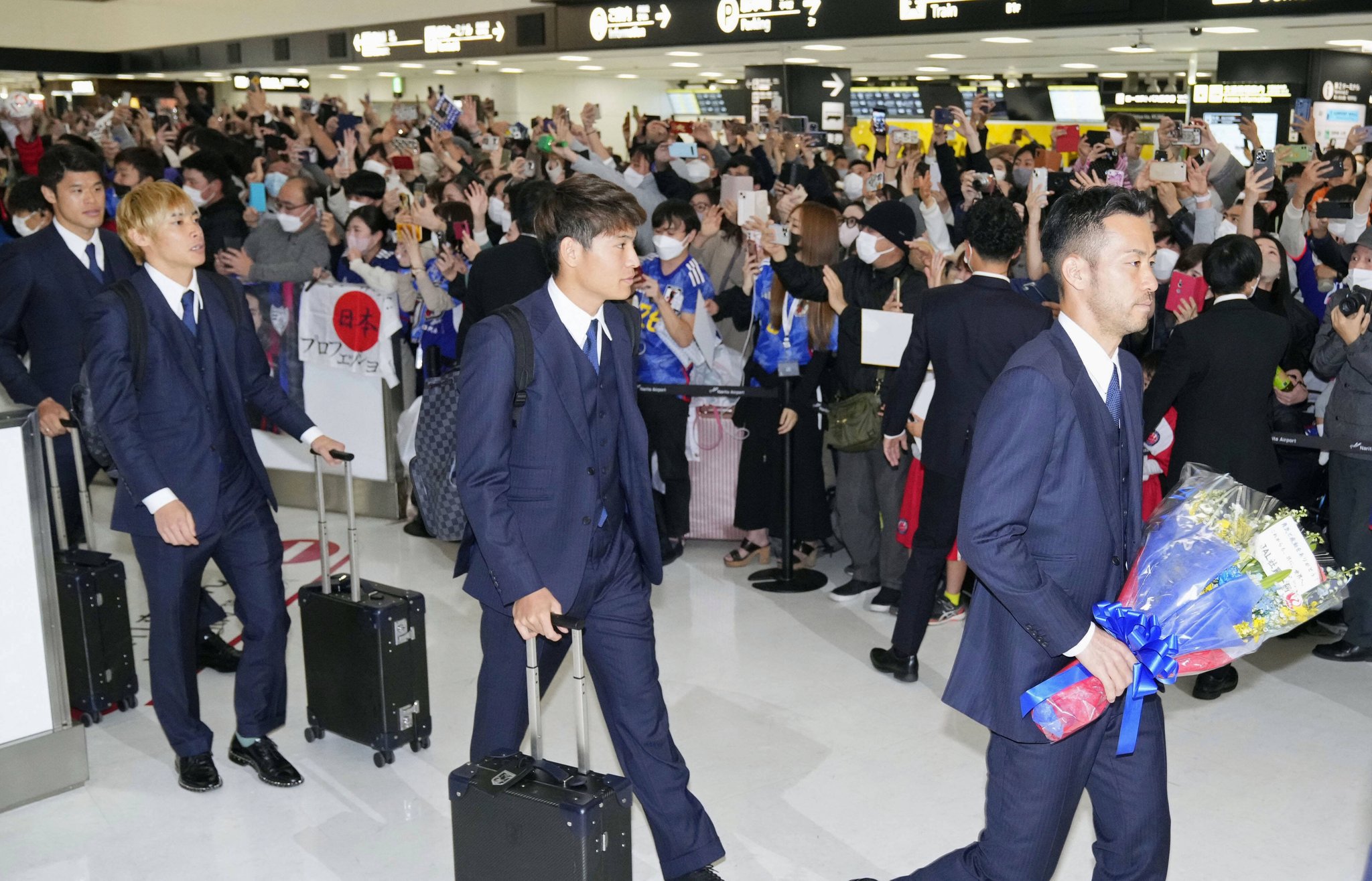 Ιαπωνία: O πρωθυπουργός καλωσόρισε την εθνική ομάδα της χώρας στην επιστροφή της από Κατάρ (vid)