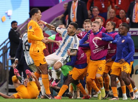 Κι όμως, τελείωσαν και οι δύο με 11 παίκτες: Όλες οι στιγμές έντασης στη ματσάρα της Ολλανδίας με την Αργεντινή (Vids)