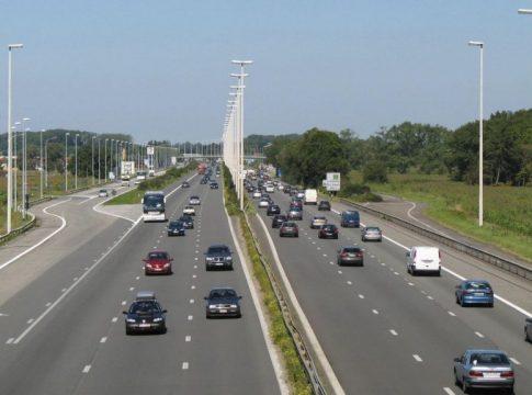Απίθανο περιστατικό: Οδηγός παγιδεύτηκε για… 500 χλμ. σε κινούμενο αυτοκίνητo στην Εθνική Οδό