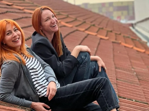 Σμαράγδα Καρύδη – Στεφανία Γουλιώτη: Το βίντεο με τον χορό τους πάνω σε μία σκεπή