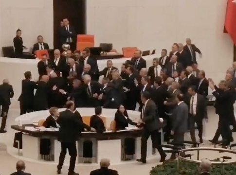 Απίστευτες εικόνες στην τουρκική Βουλή – Μετέτρεψαν το κοινοβούλιο σε… ρινγκ
