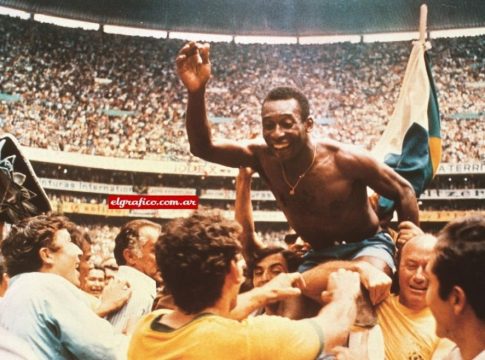 Έτσι φεύγουν οι μεγάλοι, με τον λαό να τους κουβαλά στα χέρια