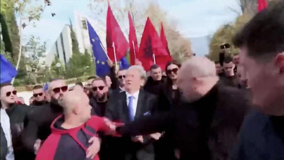 Αλβανία: Γρονθοκόπησαν τον Σαλί Μπερίσα σε αντικυβερνητική διαδήλωση (vid)