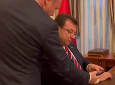 Ιμάμογλου: Πώς αντέδρασε όταν έμαθε για την ποινή που του επιβλήθηκε (vid)