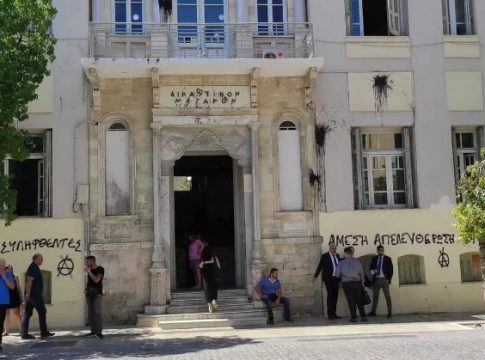 Τους συγκίνησε όλους 3χρονο αγοράκι στα δικαστήρια Ηρακλείου