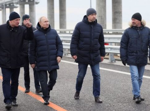 Πούτιν: Στη Γέφυρα της Κριμαίας ο ρώσος πρόεδρος (vid)
