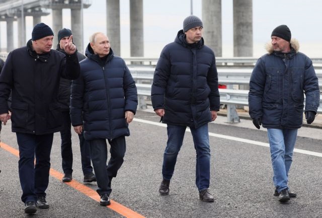 Πούτιν: Στη Γέφυρα της Κριμαίας ο ρώσος πρόεδρος (vid)