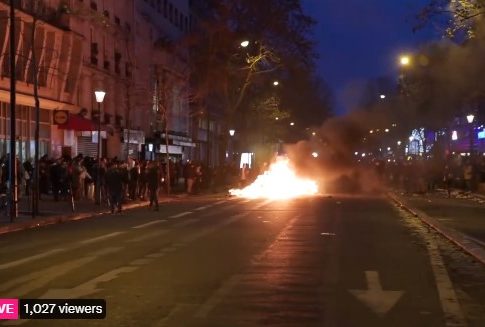 Παρίσι: Οργή και επεισόδια στην κουρδική γειτονιά μετά τους πυροβολισμούς – Τουλάχιστον 11 αστυνομικοί τραυματίστηκαν