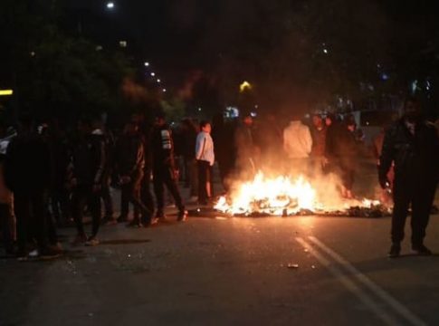 Οργή των Ρομά την ώρα της απολογίας του αστυνομικού – «Δεν ήταν η βενζίνη, δεν ήταν τα λεφτά» (pics+vid)