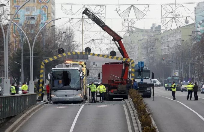 Τραγωδία στη Ρουμανία: Η στιγμή που το λεωφορείο κατευθύνεται στην κολώνα (vids)