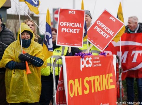 Βρετανία: Σε απεργιακό κλοιό η χώρα και τα Χριστούγεννα