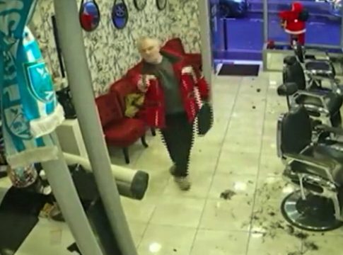 Παρίσι: Η στιγμή που ο μακελάρης μπαίνει σε κουρείο με το όπλο στο χέρι (vid)