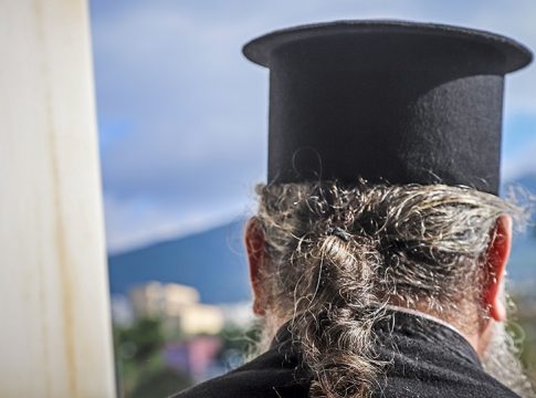 Τρίκαλα: «Με έκαιγε με σταυρό» – Βασανιστήρια από τον ιερέα με τους «μαϊμού» εράνους καταγγέλλει 23χρονος