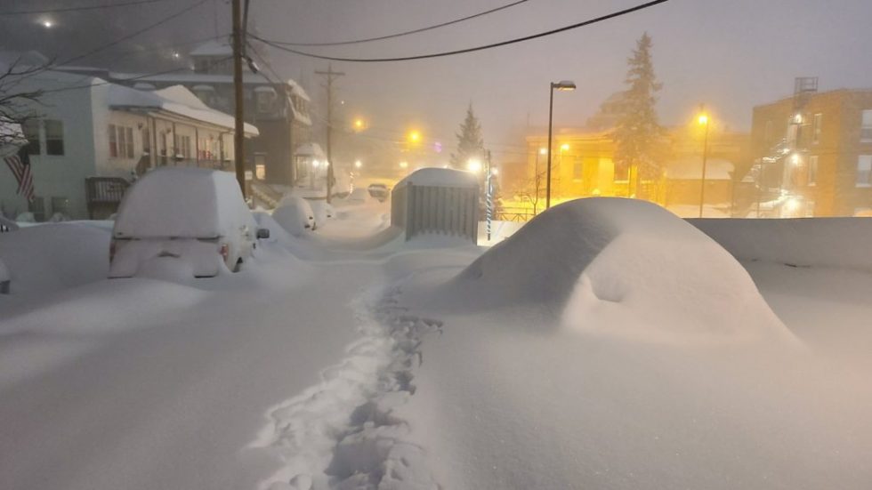 Κακοκαιρία ιστορικών διαστάσεων στις ΗΠΑ: Πόλεις θαμμένες κάτω από το χιόνι – Στέλνουν διασώστες να σώσουν… διασώστες (vid)