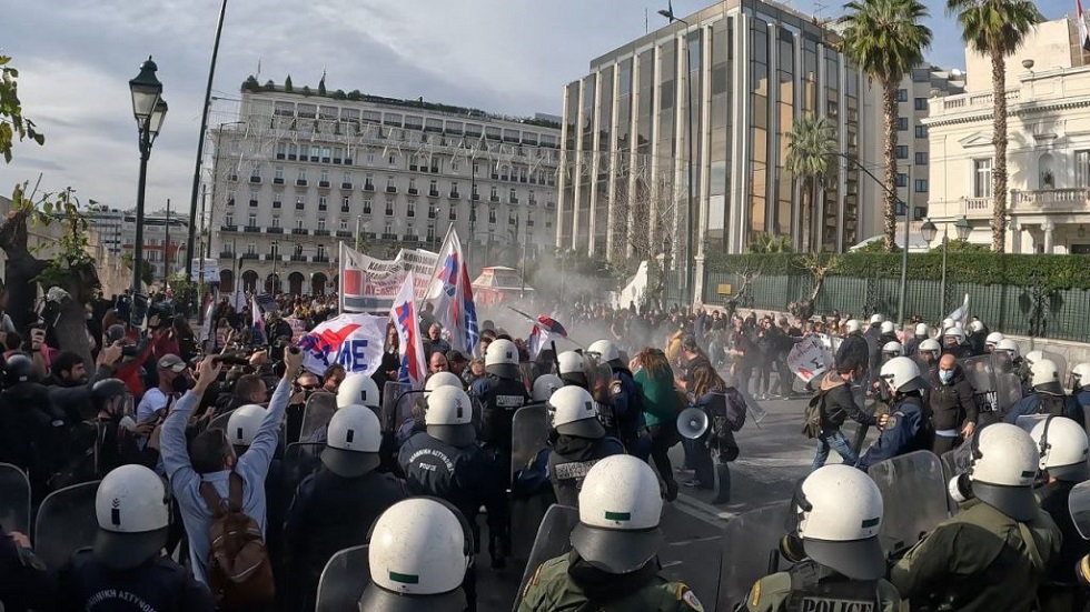 Ένταση στο Σύνταγμα σε πορεία εκπαιδευτικών: Συγκρούσεις ΜΑΤ και διαδηλωτών (vids, pics)