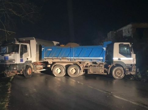 Κόσοβο: Σέρβοι στήνουν οδοφράγματα για να αποκλείσουν την κυκλοφορία