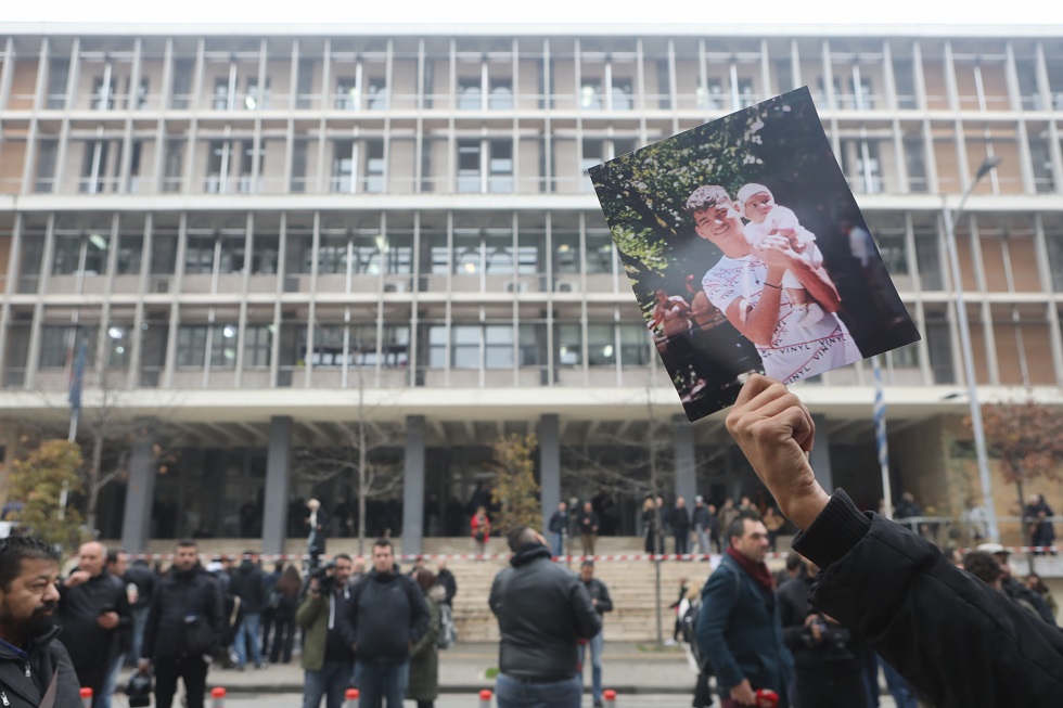 Σε κατ’ οίκον περιορισμό ο αστυνομικός που πυροβόλησε τον 16χρονο Ρομά – Διαφωνία ανακριτή και εισαγγελέα