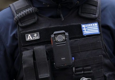Μέλος της Χρυσής Αυγής ο 34χρονος αστυνομικός; – Οι καταγγελίες των Ρομά πριν την απολογία του (vid)