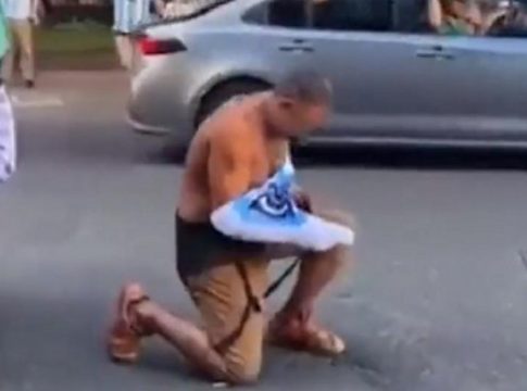 Η πιο δυνατή στιγμή του Μουντιάλ: Χαρίζουν φανέλα του Μέσι σε άστεγο και εκείνος κλαίει (vid)